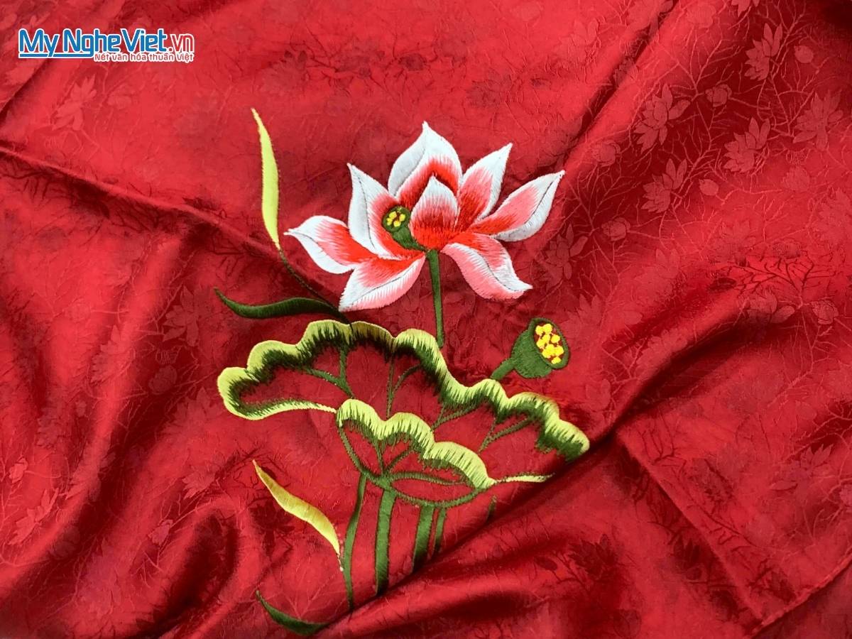 Khăn vuông lụa tơ tằm thêu hoa sen