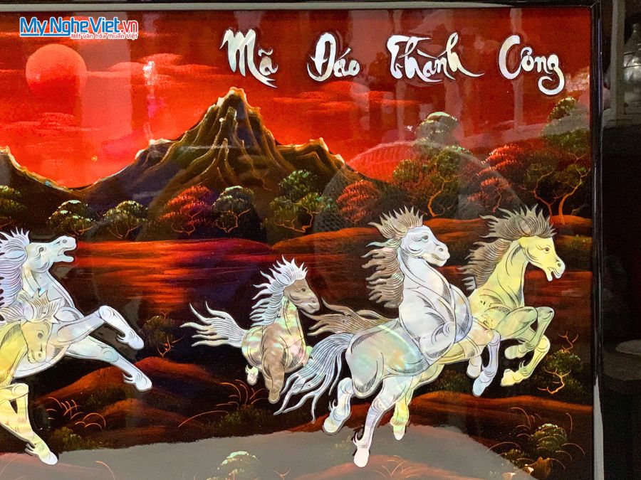 Tranh Sơn Mài Mã Đáo Thành Công Cẩn Ốc Nền Ấm