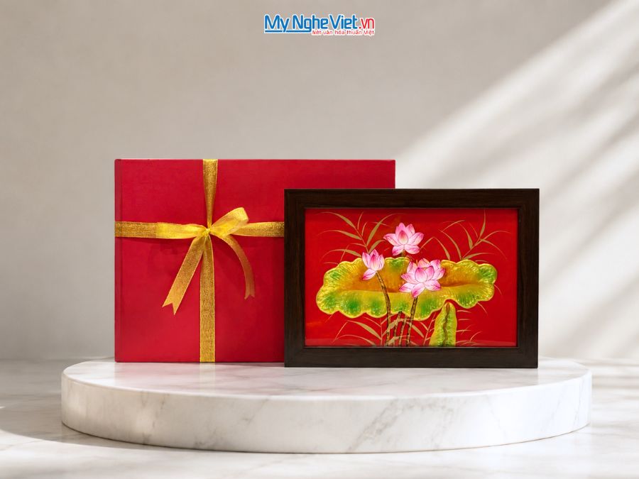 Tranh Sơn Mài Hoa Sen Đắp Nổi Nền Đỏ