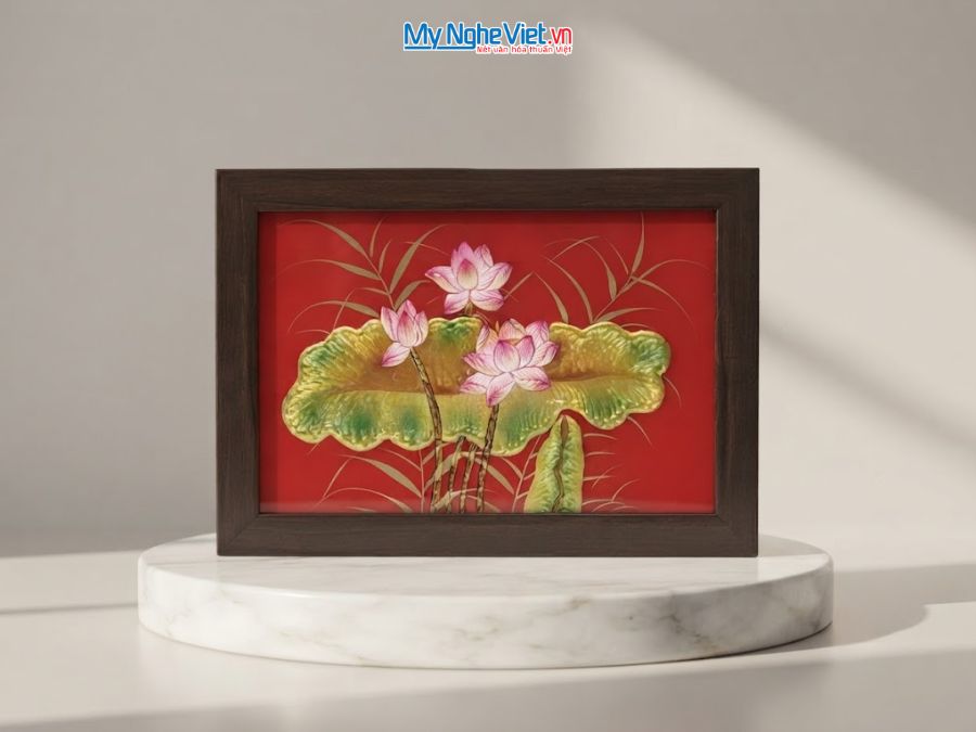 Tranh Sơn Mài Hoa Sen Đắp Nổi Nền Đỏ
