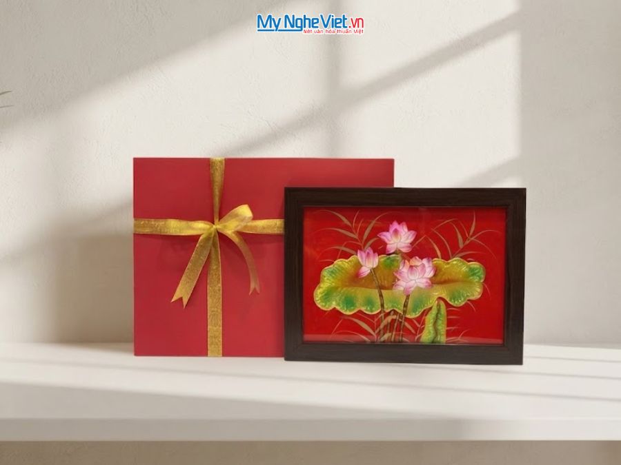Tranh Sơn Mài Hoa Sen Đắp Nổi Nền Đỏ