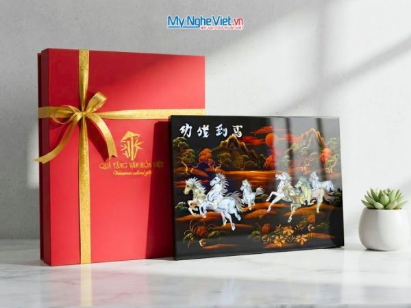 Tranh Sơn Mài Mã Đáo Thành Công Cẩn Ốc Chìm Nền Ấm