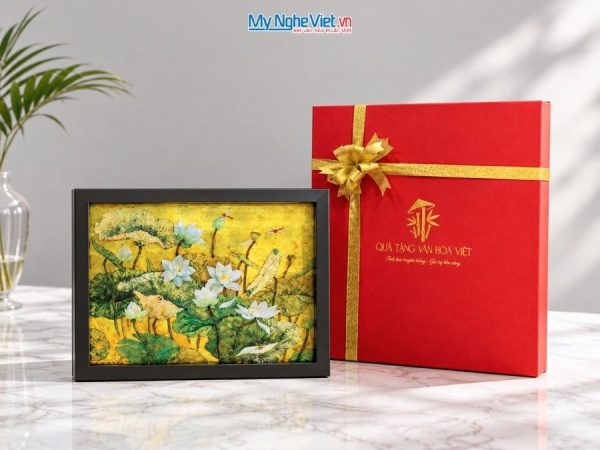 Tranh Sơn Mài Hoa Sen Dát Bạc Nền Vàng