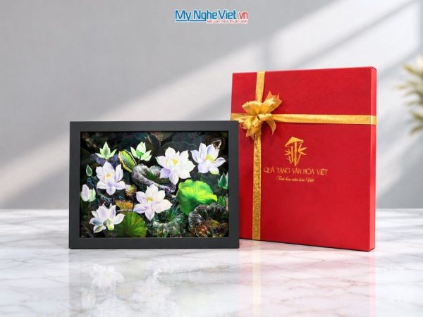 Tranh Sơn Mài Hoa Sen Dát Bạc Nền Đen
