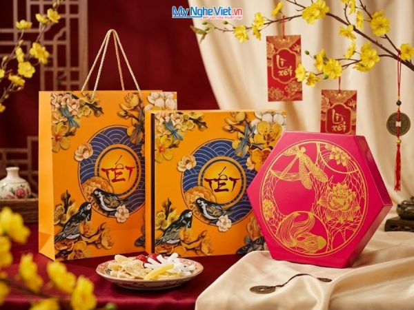 Hộp Mứt Sơn Mài Lục Giác 7 Ngăn Cá Sen Nền Hồng