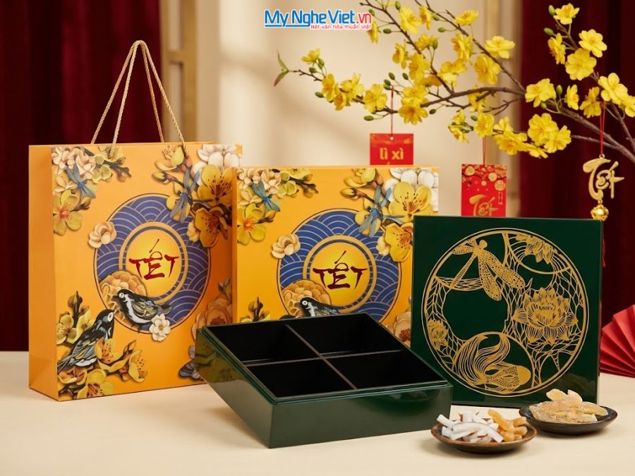 Hộp Mứt Sơn Mài Vuông Họa Tiết Cá Sen Nền Xanh Lá