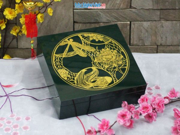 Hộp Mứt Sơn Mài Vuông Họa Tiết Cá Sen Nền Xanh Lá