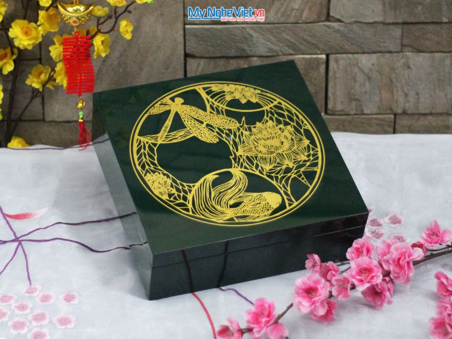 Hộp Mứt Sơn Mài Vuông Họa Tiết Cá Sen Nền Xanh Lá