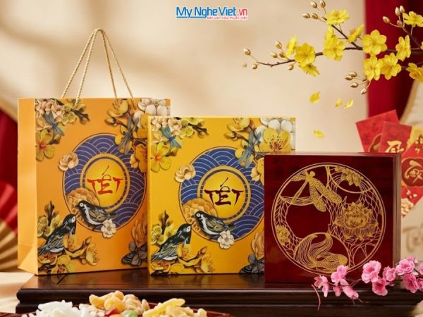 Hộp Mứt Sơn Mài Vuông Họa Tiết Cá Sen Dát Bạc Nền Đỏ