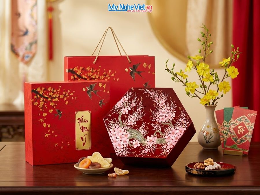 Hộp Mứt Sơn Mài Lục Giác Hoa Đào Nền Đỏ