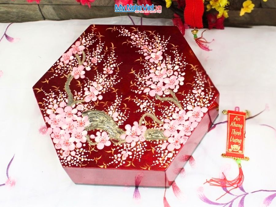 Hộp Mứt Sơn Mài Lục Giác Hoa Đào Nền Đỏ