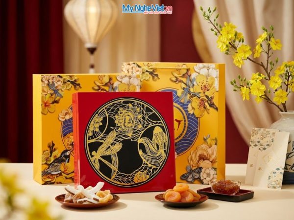 Hộp Mứt Sơn Mài Vuông Họa Tiết Cá Sen Nền Đỏ