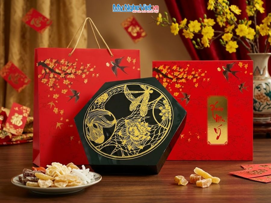 Hộp Mứt Sơn Mài Lục Giác 7 Ngăn Cá Sen Nền Xanh Lá