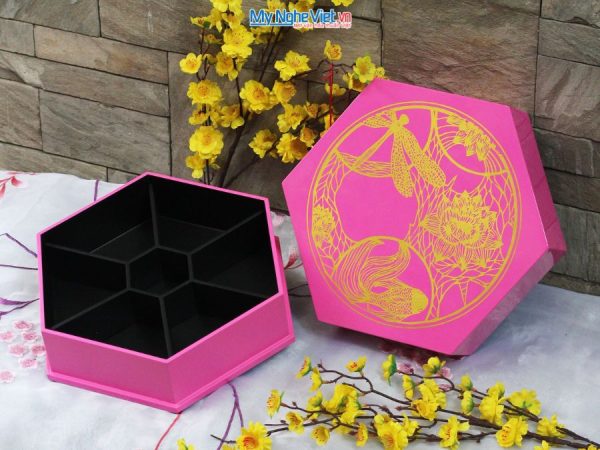 Hộp Mứt Sơn Mài Lục Giác 7 Ngăn Cá Sen Nền Hồng