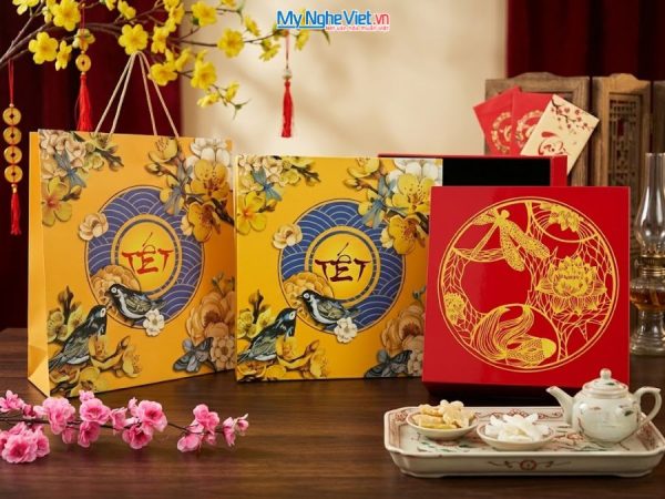 Hộp Mứt Sơn Mài Vuông Họa Tiết Cá Sen Nền Đỏ