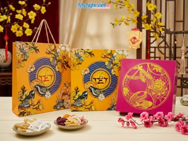 Hộp Mứt Sơn Mài Vuông Họa Tiết Cá Sen Nền Hồng