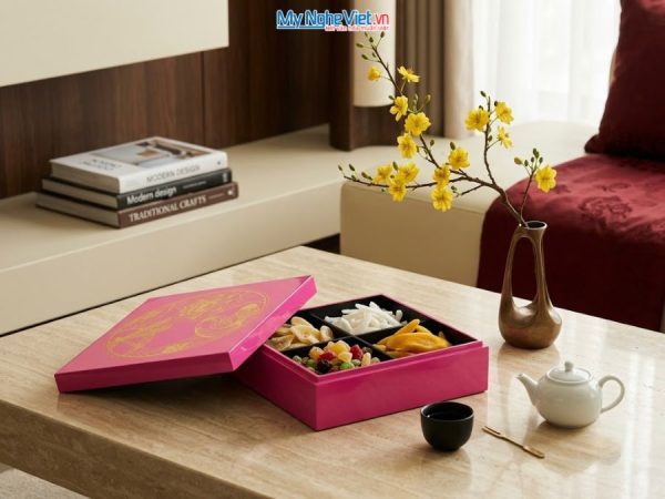 Hộp Mứt Sơn Mài Vuông Họa Tiết Cá Sen Nền Hồng