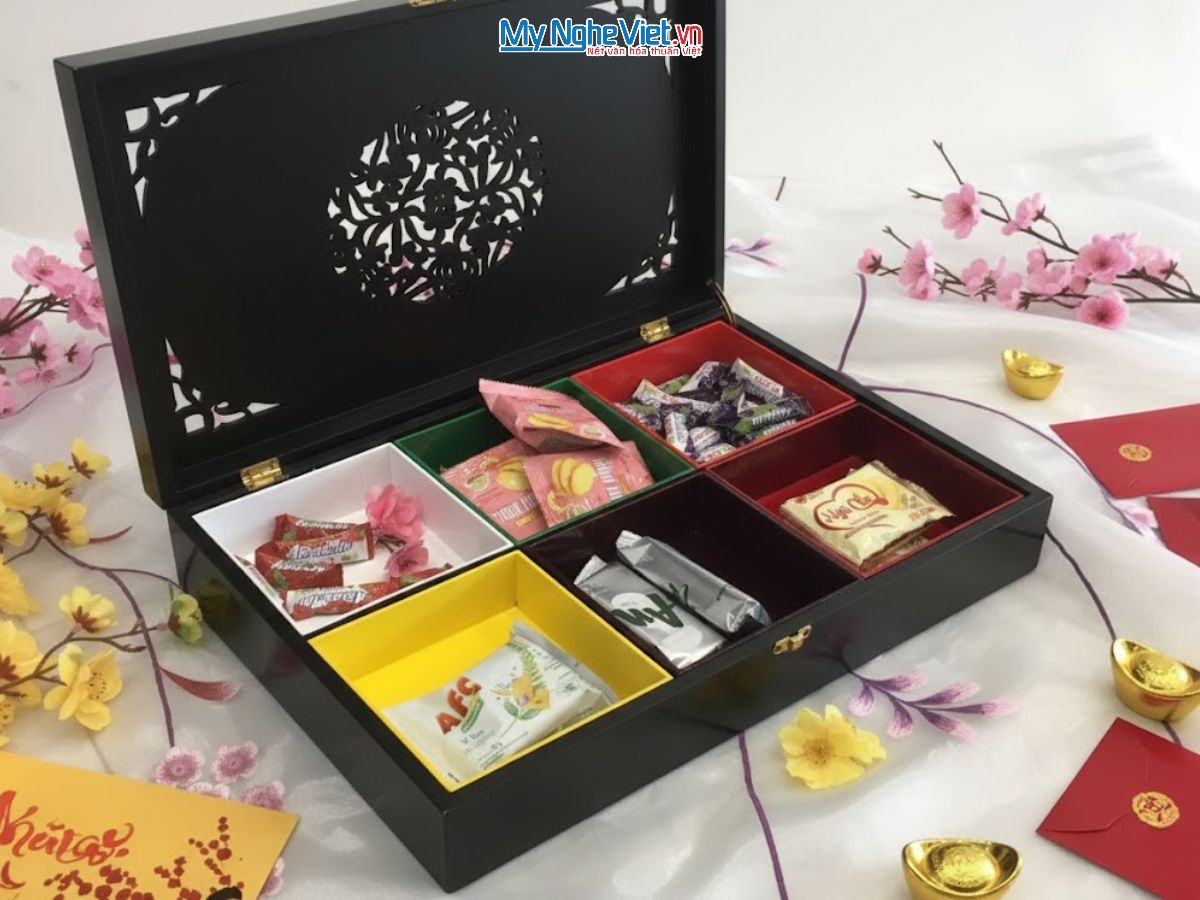 Hộp mứt tết sơn mài