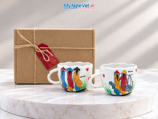Set Quà Tặng 2 Ly Sứ Vẽ Tay Họa Tiết Cô Gái Áo Dài