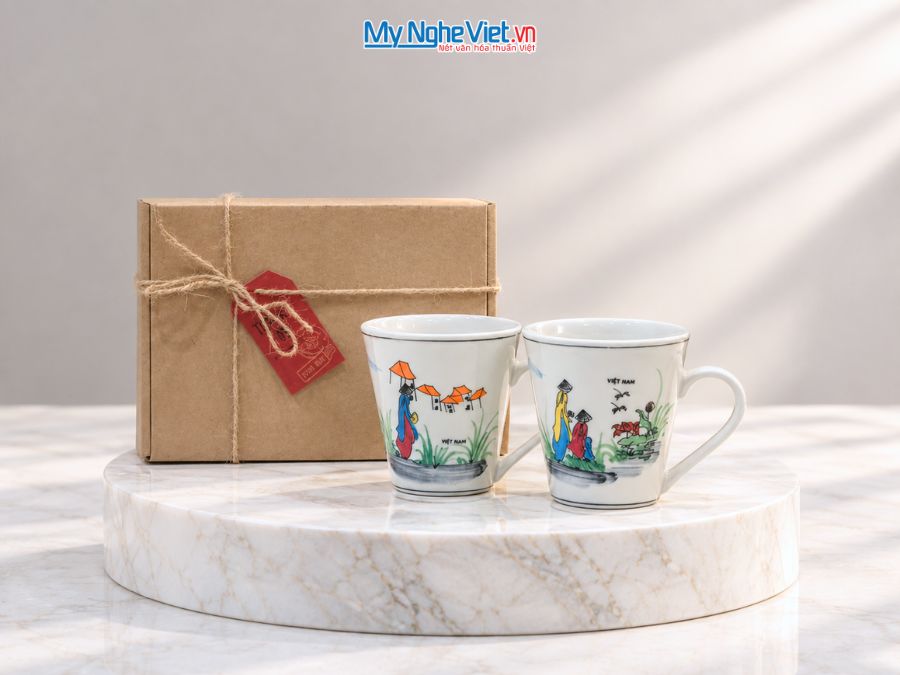 Set Quà Tặng 2 Ly Sứ Men Bóng Vẽ Cô Gái Áo Dài