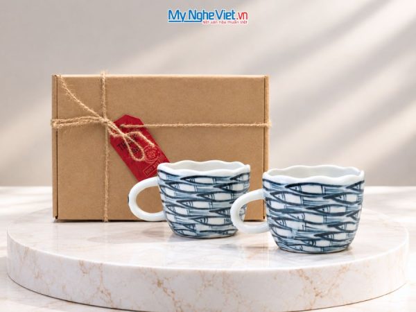Set Quà Tặng 2 Ly Sứ Vẽ Tay Họa Tiết Cá Nhỏ Cổ Điển