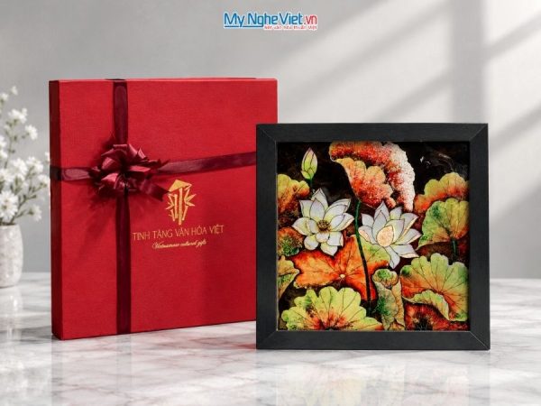 Tranh Sơn Mài Hoa Sen Dát Bạc Nền Đen