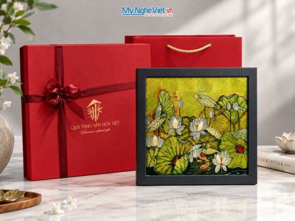 Tranh Sơn Mài Hoa Sen Dát Bạc Nền Vàng